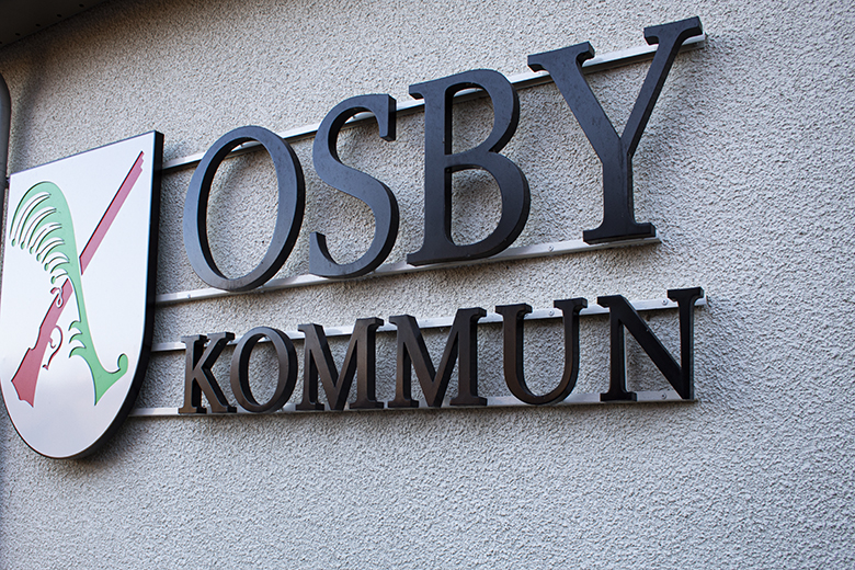 Skylt på Osby kommuns logotyp utanför kommunhuset