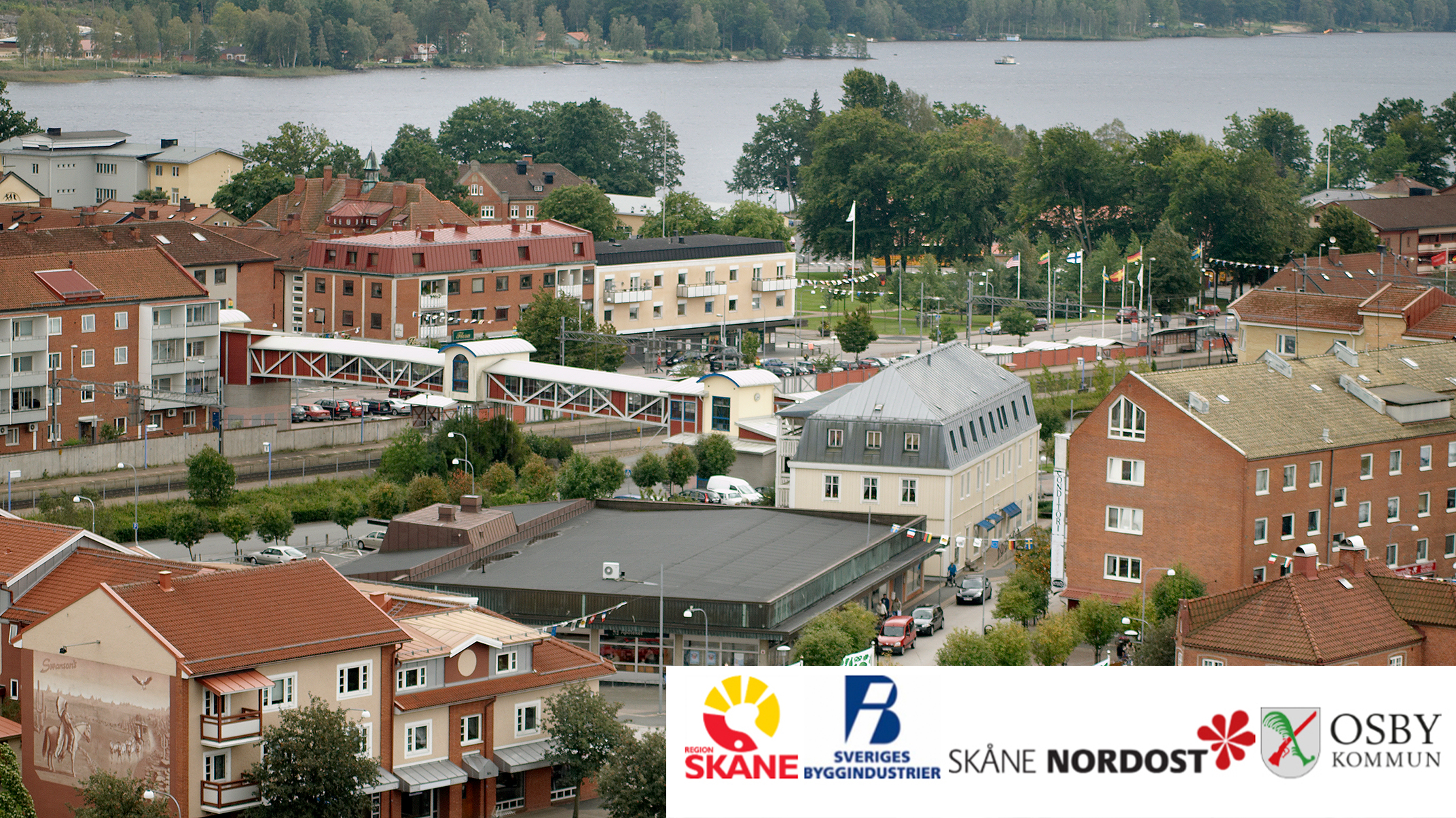 Flygbild över byggnader i Osby. På bilden visas även loggor av Region Skåne, Skåne Nordost, Osby Kommun och Sveriges Byggindustrier.