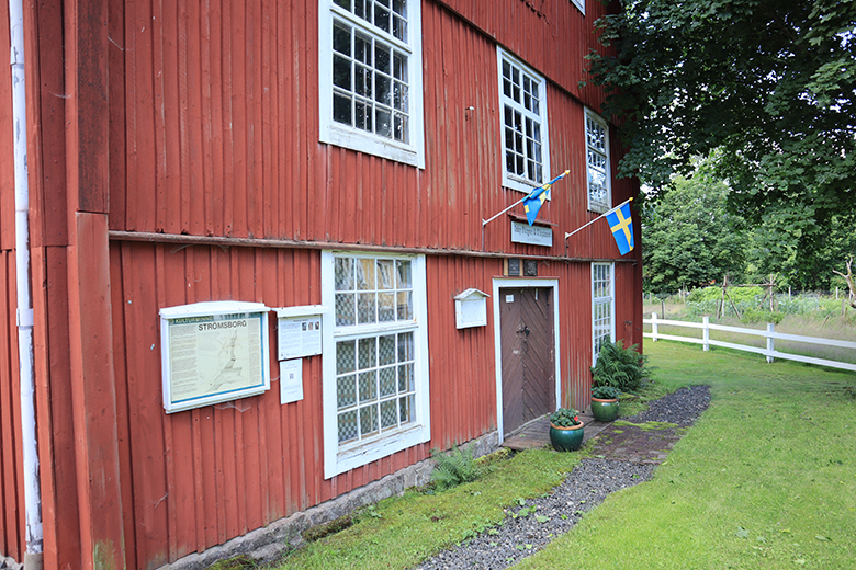 Ullspinneriet i Strömsborg, byggnaden är röd med vita knutar. 