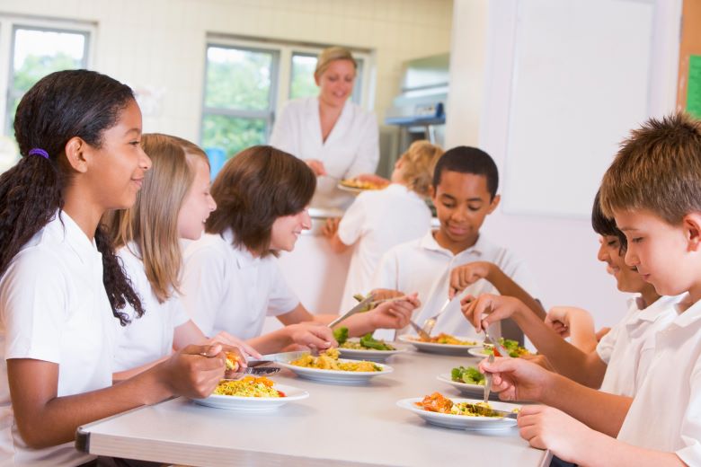 Elever äter lunch i skolan
