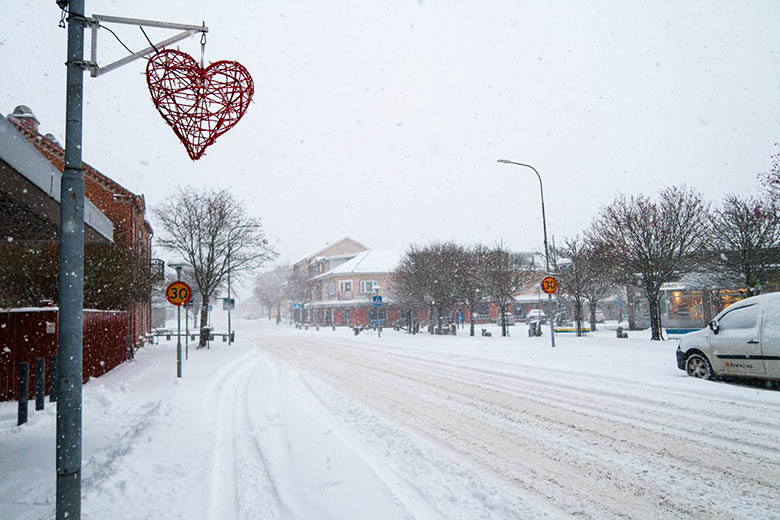 Bild från snöig gata i Osby tätort.