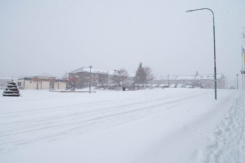 Bild på snöig vy över torget i Osby.