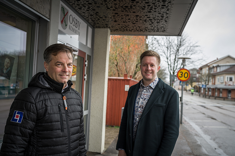 Kommunstyrelsens ordförande Niklas Larsson (C) och Niklas Larsson, VD för Länsförsäkringar Göinge-Kristianstad står utanför kommunhuset och ler mot kameran.