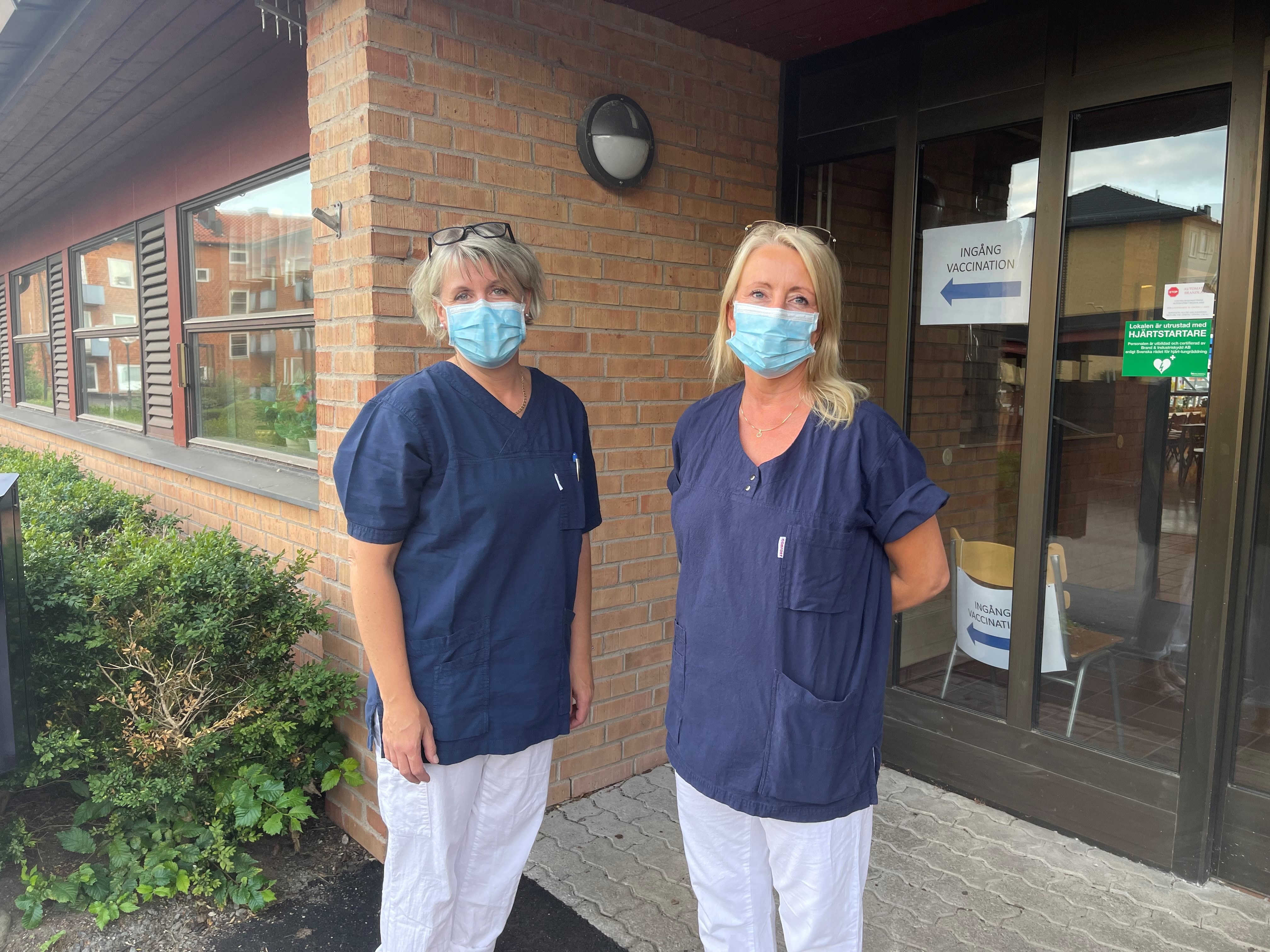 Annika Gustavsson och Malin Karlsson vaccinerar på skolorna i Osby kommun.