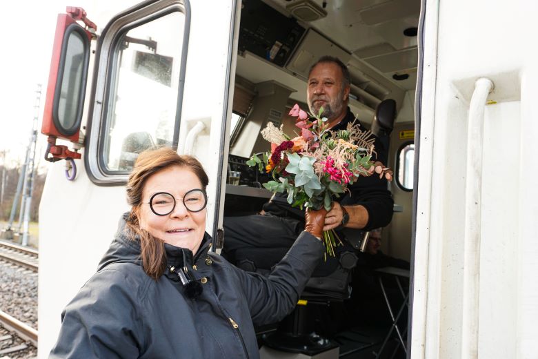 Petra Gummesson lämnar blommor till lokföraren