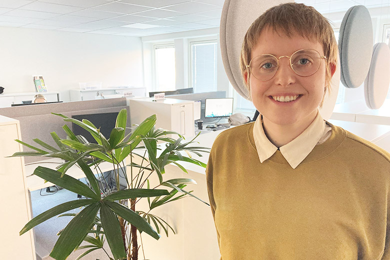 Bild på valsamordnare Annemari Salomonsson som ler och står i kontorsmiljö