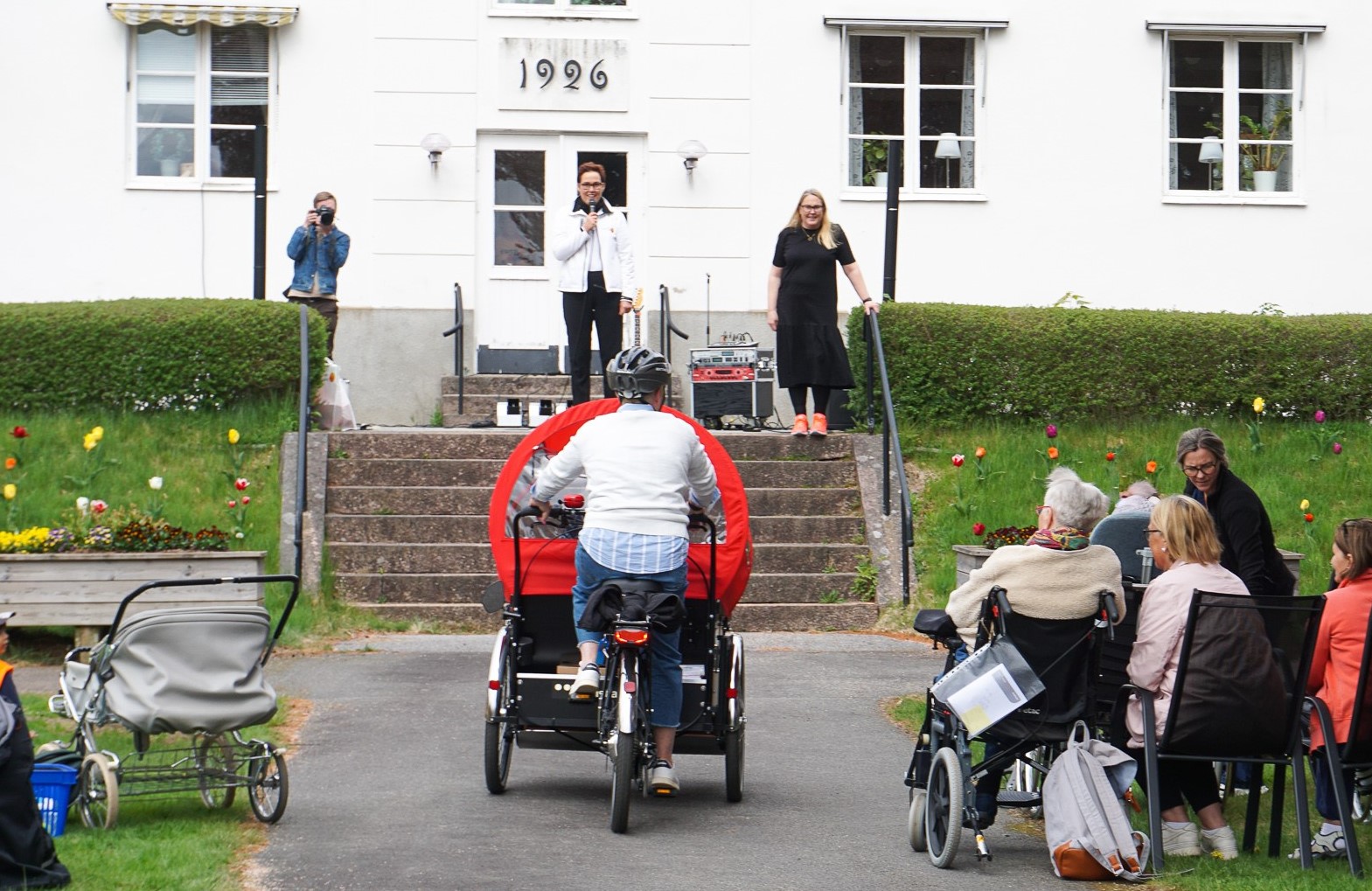 Marina cyklar på de nya lådcyklarna med en boende på Lindhem