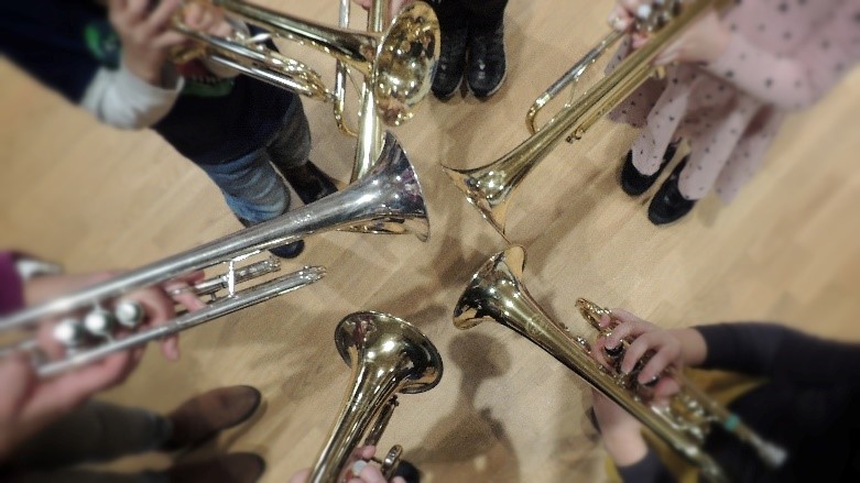 Foto på trumpeter i ring, taget ovanifrån