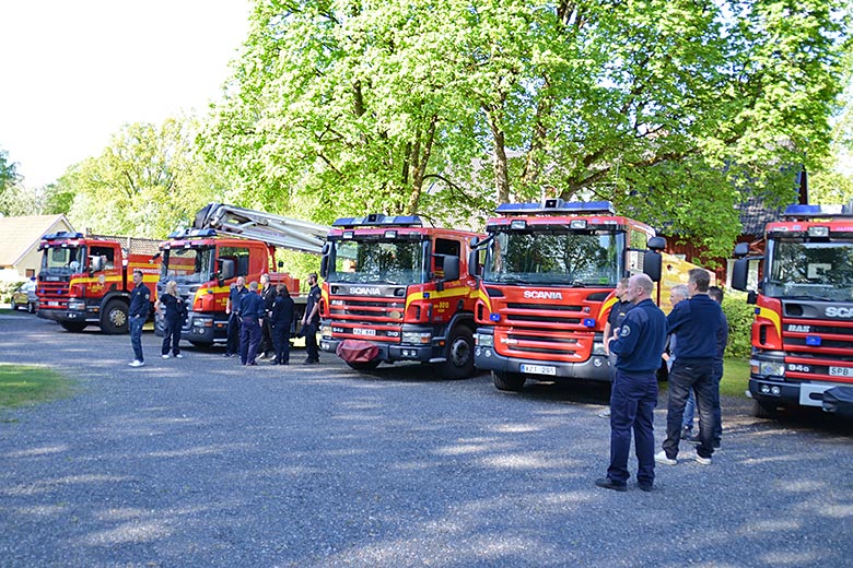 Arkivbild på brandbilar och räddningstjänstpersonal.